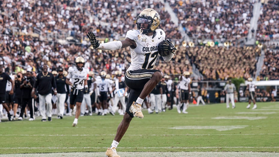 Colorado twoway star Travis Hunter wins Heisman Trophy FOX8